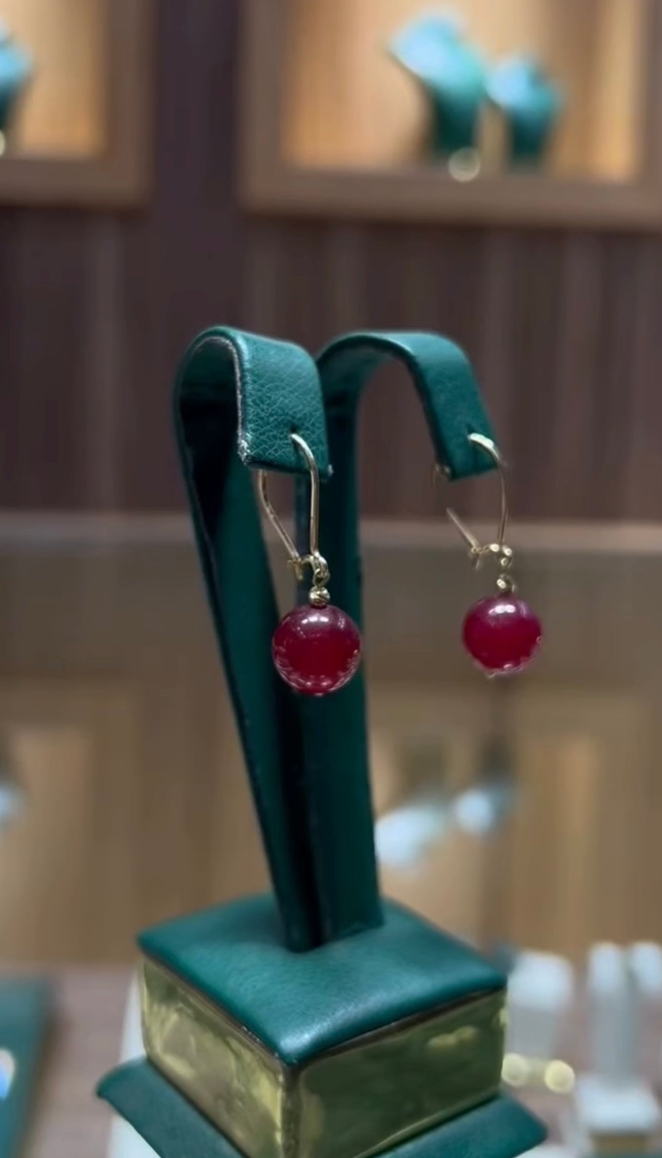 Boucles D'oreilles VALORA en Or 18k Avec Une Pierre Ruby Naturelle